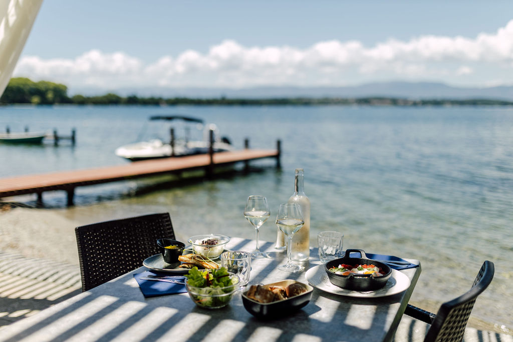 Restaurant et terrasse avec vue sur le lac Léman