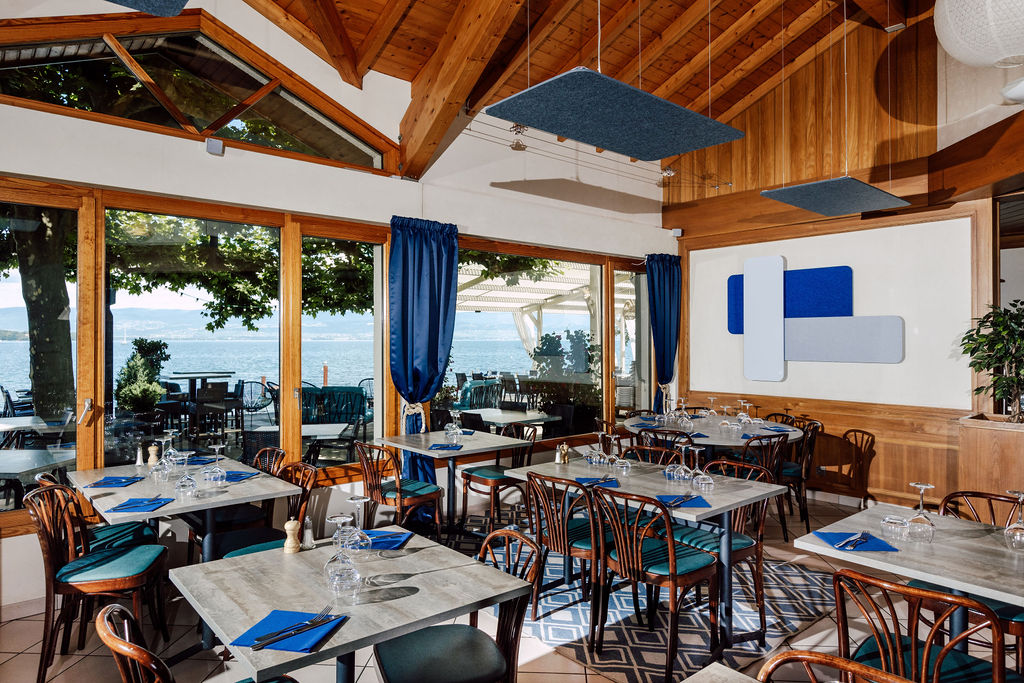 Restaurant et terrasse avec vue sur le lac Léman